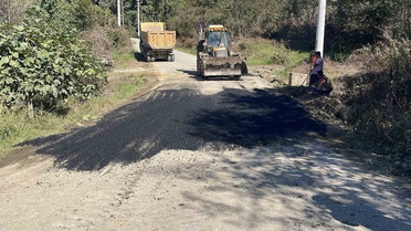Düzce İl Özel İdaresi Akçakoca'da Uğurlu-Hasançavuş yolunda yama çalışması yürütüyor
