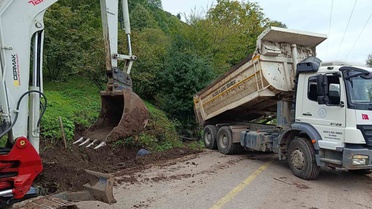 Düzce İl Özel İdaresi, Gölyaka'da köy yolu için beton V kanal yapıyor