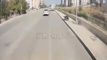 Edirne'de motosiklet kaldırıma çarptı, sürücü yaralandı, kaza anı kameraya yansıdı