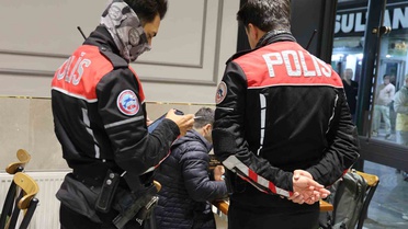 Elazığ'da emniyet ekipleri Köfteciler Sokağı'nda şüpheli şahıslara üst araması yaptı