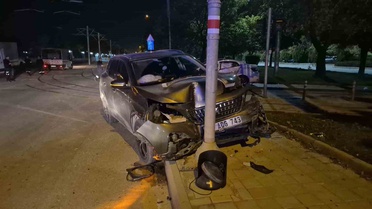 Eskişehir Tepebaşı'nda iki otomobil çarpıştı, 3 yaralıdan ambulansa binmeyen ikna edildi