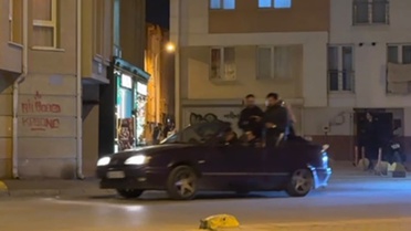 Polis, Eskişehir'de üstü açık otomobilin bagajında kaskla oturan şahsı uyardı