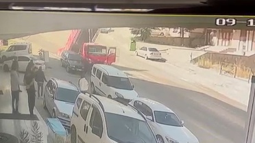 Kum boşaltan kamyonetin 3 araç ve 2 direğe çarptığı anın kamera görüntüsü çıktı