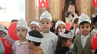 Kadirli'de Kur'an kursuna başlayan çocuklar taç giyip Amin Alayı geçişi yaptı