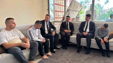 Metin, Kilis Valisi Kalaylı'nın ziyaretinde imzalı Beşiktaş formasına kavuştu
