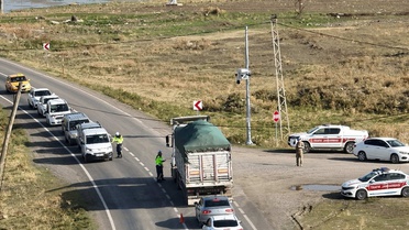 Muş Malazgirt'te jandarma, sürücüleri drone ile havadan denetledi
