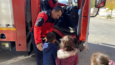 Osmancık'ta anaokulu öğrencileri itfaiye müdürlüğü ziyaretinde mesleği deneyimledi