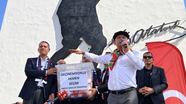 Özgür Özel, Vahap Seçer’i cezaevinde ziyaret etti