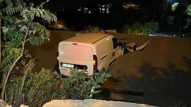 Sarıyer Kocataş'ta evin çatısına düşen hafif ticari aracın sürücüsü yaralandı