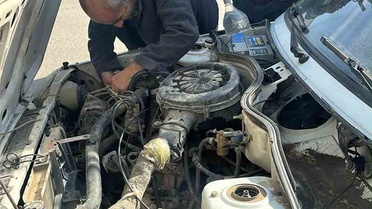 Siirt'te motorundan duman çıkan araç, Rus Pazarı önünde alev aldı, itfaiye söndürdü