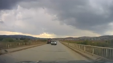 Sivas'ta Karşıyaka Köprüsü'nde hatalı sollama yapan sürücü son anda kazayı önledi