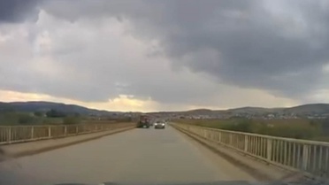 Sivas'ta hatalı sollama yapan sürücü, karşı otomobille çarpışmaktan son anda kurtuldu