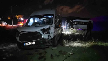Van Edremit'te işçi servisi minibüsleri çarpıştı, 8 kişi yaralandı