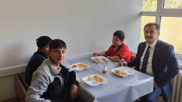 İlçe Milli Eğitim Müdürü Keleş, Bolvadin'de taşımalı öğrencilerle yemekte buluştu