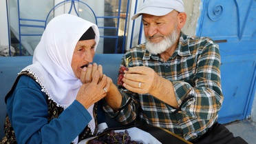 Aksaray'da Ramazan Keser, 58 yıllık eşine doğum gününde çiçek yerine üzüm buketi verdi