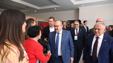 Balıkesir'de törende Özden, Kent Konseyleri Birliği 18. dönem başkanlığını devraldı