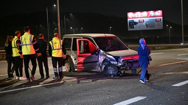 Başakşehir'de bariyer ve otomobile çarpan hafif ticari aracın sürücüsü öldü