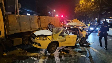 Beyoğlu'nda iddiaya göre alkollü sürücü kamyon ve taksiye çarptı, 3 kişi yaralandı