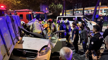 Beyoğlu'nda taksiye arkadan çarpan otomobilde sıkışan 3 kişiyi itfaiye kurtardı