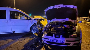 Erzincan'da köprüde hafif ticari araçla otomobil çarpıştı, 2 kişi yaralandı
