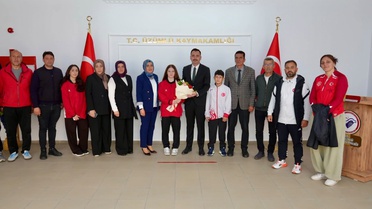 Erzincan Üzümlü'de güreşçiler Kaymakam Hökelekli'yi ziyaret etti