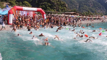 Ölüdeniz'de 4 kategoride 1612 sporcu açık su yüzme yarışlarında kulaç attı