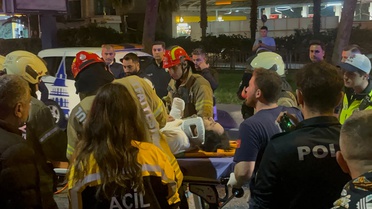 Beyoğlu'nda iddiaya göre 5 araçlı kazada otomobilde sıkışan 3 kişi yaralandı