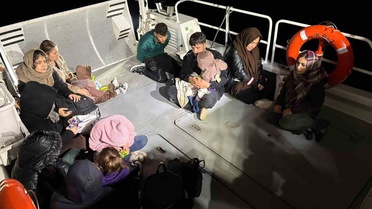 Sahil Güvenlik, Seferihisar açıklarında bebek ve çocuklarla 13 düzensiz göçmeni yakaladı