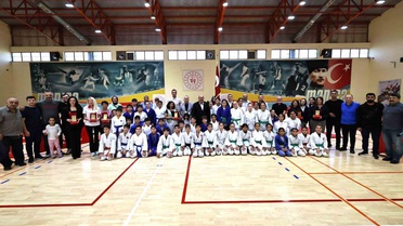 Manisa'da düzenlenen Sporun Enleri Ödül Töreni'nde 8 antrenöre plaket verildi