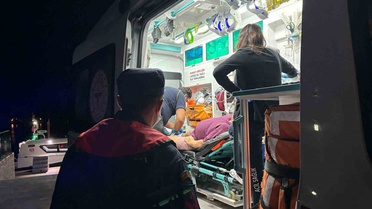 Muğla Fethiye açıklarında yaralanan vatandaş Sahil Güvenlik botuyla tahliye edildi