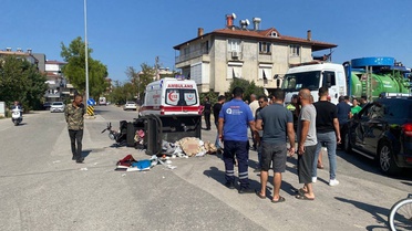 Antalya Serik'te kaza anı kamerada, 3 tekerlekli bisiklette 1'i ağır 2 kişi yaralandı