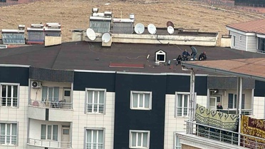 Batman'da 6 katlı binanın çatısında baretsiz çalışan iki çocuk yürekleri ağza getirdi.