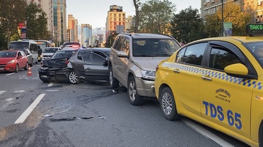 Beşiktaş Balmumcu'da İranlı sürücü 5 araçlı kazaya neden oldu, 2 kişi yaralandı