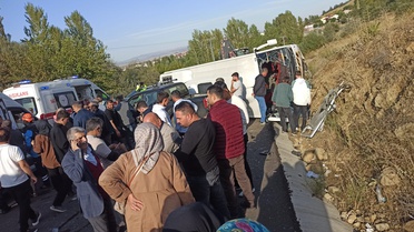 Bingöl'de midibüs yan yattı, kamyonetle çarpışmada 12 kişi yaralandı