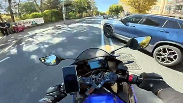 Tekirdağ Çorlu'da otomobilin çarptığı motosikletli yaralandı, anı kask kamerasında