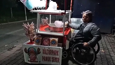 26 ülkede yarışan Nihat Demir, engellilere antrenörlük yapıp pamuk şeker satıyor