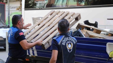 Eskişehir'de zabıta yaya yolu işgallerinde masa ve sandalyelere el koydu