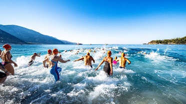 Fethiye'de 6 km açık su yüzme yarışında Mark Shrom ve Gülşah Günenç Eler birinci oldu