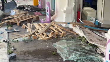 İddiaya göre Kadıköy'de savrulan otomobil markete girdi, 2 kişi yaralandı