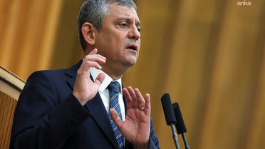 Özgür Özel, belediye başkanı geçişlerinde öz eleştiri talebini tarihe haksızlık saydı