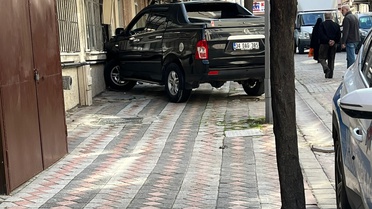Sultangazi'de feci kaza! Park ederken kendisine yol gösteren eşini ezdi