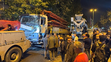 Avcılar'da beton pompa kamyonu park halindeki araçlara çarptı, 7 araç hasar gördü