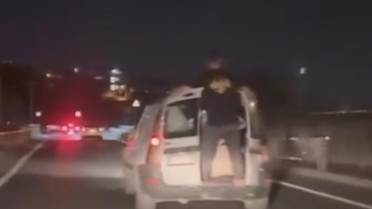 Başakşehir'de araçtan sarkan yolcu yakalandı, iki kişiye 13 bin 627 lira ceza kesildi