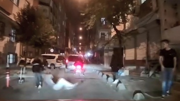 Esenler'de iki kızın tartışması kavgaya dönüştü, biri arkadaşını saçından sürükledi