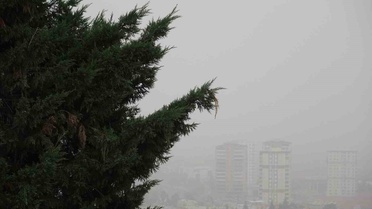 Kilis'te Suriye'den gelen toz görüş mesafesini düşürdü, sürücüler kontrollü ilerliyor