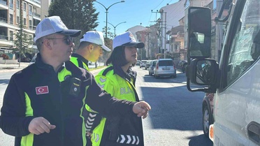 Kütahya Tavşanlı'da trafik polisi ehliyet ve ruhsat denetiminde sürücülere ceza kesti