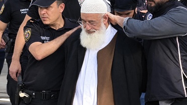 69 yaşındaki yazar, DEAŞ operasyonunda ters kelepçeyle gözaltına alındı! Görüntülere soruşturma başlatıldı