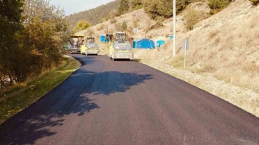 Bolu Mudurnu'da Dedeler-Cuma köy yolunda 7,2 kilometre sıcak asfalt çalışması başladı