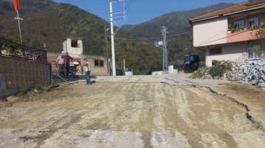 Düzce İl Özel İdaresi, Çilimli Hızardere Köyü'nde bozulan yollarda asfalt yama yapıyor