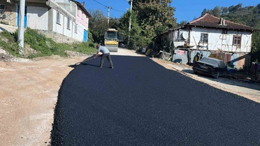 Düzce İl Özel İdaresi, Yığılca'da Dereiçi yolunu sıcak asfaltla güçlendiriyor